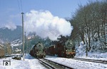 95 0014 dampft mit P 18019 an dem in Rauenstein wartenden Dg 55445 mit 95 0041 vorbei. (28.02.1979) <i>Foto: Wolfgang Bügel</i>