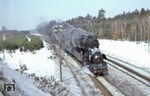 Der Halt auf der Fernstraße 96 nördlich von Dannenwalde war immer etwas problematisch, befand sich diese Fotostelle doch mitten im russischen Truppenübungsgelände. Das Bild der 03 0058 vor D 613 gelang dann auch nur im Rahmen einer Zugverfolgung: Anhalten - Foto - und weg. (02.03.1979) <i>Foto: Wolfgang Bügel</i>