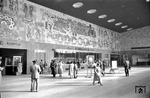 Wandrelief in der Eingangshalle des Würzburger Hauptbahnhofs, das bei einer Renovierung der Bahn auf der Strecke blieb, um den "Mief der 1950er Jahre" (Pressezitat) zu beseitigen. Wer die schmucklose Halle heute sieht, wird hier sicherlich nicht mehr gerne verweilen. (21.10.1956) <i>Foto: Walter Hollnagel</i>