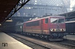 250 182 wurde im Juli 1982 an die Deutsche Reichsbahn ausgeliefert. Obwohl als Güterzuglok konzipiert, wurde sie auch im Reisezugverkehr eingesetzt, wie dieses Bild im Dresdener Hbf zeigt. Die Lok stand auch Pate für ein Modell der Fa. Gützold. Am 01.01.1992 erhielt sie nach dem Nummernplan der DB die neue Betriebsnummer 155 182. (07.04.1988) <i>Foto: Will A. Reed</i>