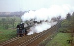 Der Halt des E 315 aus Stettin in Angermünde, ermöglichte eine weitere Aufnahme der dort ausfahrenden 01 1511 von der Brücke der Fernstraße 2. (29.04.1979) <i>Foto: Wolfgang Bügel</i>