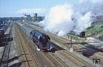 Die letzte planmäßige Zugleistung mit einer Pasewalker 01.5 macht sich in Stralsund mit 01 0530-4 vor D 717 auf den Weg nach Berlin. (30.04.1979) <i>Foto: Wolfgang Bügel</i>