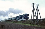 Dieses interessante Telegrafen-Doppelmastensemble befand sich bei Glashagen nahe Wittenhagen. 03 0085 befindet sich mit D 610 auf dem Weg von Grimmen nach Stralsund. (01.05.1979) <i>Foto: Wolfgang Bügel</i>