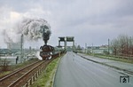 Über die Ziegelgrabenbrücke in Stralsund dampft 03 0085 vor D 270 nach Saßnitz. Die leere Fernstraße 96 erklärt sich durch den Maifeiertag, der eine einzigartige Verfolgung des Zuges auf Rügen ermöglichte. Offenkundig war alles beim Paradieren, selbst die obligatorische Radarfalle bei Teschenhagen war nicht im Einsatz. (01.05.1979) <i>Foto: Wolfgang Bügel</i>