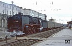 01 2137 trug noch den Fahnenschmuck des 1. Mai, als sie vor P 8433 aus Halberstadt in Magdeburg Hbf eintraf. (02.05.1979) <i>Foto: Wolfgang Bügel</i>