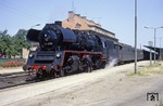 23 1026 vom Bw Pasewalk während eines Halts in Prenzlau. Beachtung verdient auch der erste Wagen hinter der Lok. (06.07.1968) <i>Foto: Will A. Reed</i>