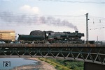 Über die Elbebrücke in Dresden-Neustadt rollt die 1943 bei der Deutschen Waffen- und Munitions-Fabrik Posen gebaute 52 1142. Sie war noch bis 1976 im Einsatz. (09.1973) <i>Foto: Will A. Reed</i>