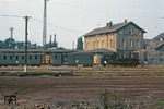 Der Bahnhof Oschatz entstand bereits 1839 im Zuge der ersten deutschen Fernbahn von Leipzig nach Dresden. Seit 1885 gab es dort Anschluss an das schmalspurige Netz nach Mügeln. 99 1563 wartet in Oschatz auf Fahrgäste von der Fernbahn. (03.09.1973) <i>Foto: Will A. Reed</i>