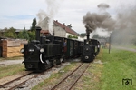 In der Haltestelle Sommerhubermühle begegnet 298.102 der Lok 6, die beide mit Sonderzügen Richtung Grünburg unterwegs sind. (24.08.2012) <i>Foto: Stefan Jurasovits   </i>