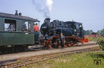 99 4801 wurde zunächst als Nr. 20 an die ehemaligen Kleinbahnen des Kreises Jerichow geliefert. 1949 erhielt sie von der Deutschen Reichsbahn die Betriebsnummer 99 4801. Nach Stilllegung ihrer Stammbahn kam sie zur ehemaligen Rügenschen Kleinbahn, wo sie bis heute im Einsatz ist. (02.07.1968) <i>Foto: Will A. Reed</i>
