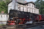 99 7222 wartet in Eisfelder Thalmühle vor dem markanten Bahnhofsgebäude im Fachwerkstil auf den Gegenzug. Als 99 222 wurde sie 1931 von der Berliner Maschinenbau AG (vormals L.Schwartzkopff) gebaut und auf der Schmalspurbahn Eisfeld - Unterneubrunn in Dienst gestellt. Sie blieb ihrer thüringischen Heimat bis 1966 treu. Nach Rückgang der Verkehrsleistungen wurde sie beim Lokbf Eisfeld überzählig und zur Harzquerbahn umgesetzt. Heute gehört 99 7222 zum betriebsfähigen Fahrzeugbestand der Harzer Schmalspurbahnen (HSB). (08.10.1991) <i>Foto: Will A. Reed</i>