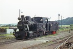 Hinter 99 4653 verbirgt sich die ehemalige Heeresfeldbahntype HF 110 C, eine für den Kriegsdienst im Zweiten Weltkrieg entwickelte Schlepptenderlokomotive der Achsfolge Cn2(t)+T (Jung, Baujahr 1944), die auch kurze Strecken ohne ihren Schlepptender zurücklegen konnte. Ende 1945 fand für den öffentlichen Verkehr die einzige Kleinbahn-Neugründung in Deutschland nach Kriegsende statt. Der Name lautete anfangs Luckenwalde-Jüterboger Kleinbahn, 1947 in Luckenwalde-Jüterboger Eisenbahn geändert, weil in der Sowjetzone der (preußische) Begriff "Kleinbahn" gelöscht werden sollte. Da der Bahn Loks fehlten, kam die von der DR 1949 als 99 4653 eingereihte Lok dort als Lok 5 der LJK bzw. LJE zum Einsatz.1965 wurde sie nach Stilllegung der Bahn nach Rügen umgesetzt und dort 1968 ausgemustert. (05.07.1968) <i>Foto: Will A. Reed</i>