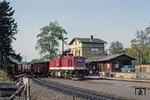 Für den Ersatz der im Harz eingesetzten Dampfloks wurden zehn Loks der Serie DR-V 100.2 mit 800er Ordnungsnummer zu sechsachsigen Meterspurfahrzeugen umgebaut und seitdem als Baureihe 199.8 bezeichnet. Insgesamt plante die Deutsche Reichsbahn einen Umbau/Einsatz von 30 Maschinen. Durch die politische Wende in der DDR blieb es allerdings bei zehn umgebauten Lokomotiven. 199 872 ist hier im Bahnhof Stiege eingetroffen. (08.10.1991) <i>Foto: Will A. Reed</i>