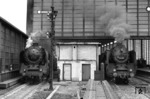 Begegnung der Magdeburger 01 036 und 03 121 vom Bw Wittenberge im Bahnhof Berlin-Zoologischer Garten. Dankenswerterweise konnte ermittelt werden, dass die Begegnung möglicherweise folgende Betriebssituation darstellt: 01 036 steht vor dem stark verspäteten D 110 (Berlin - Paris Nord), der im Ostbahnhof Kurswagen aus Warszawa (D 122) abwarten musste, und mit etwa 60 Min. Verspätung im Bf Zoo eingetroffen ist (planmäßig 10.17/28 Uhr), während 03 121 vor dem D 164 (Berlin - Hmb-Altona), planmäßig 11.25/36 Uhr wartet. (06.1965) <i>Foto: Horst Deckert</i>