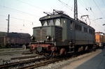 Die am 27.04.1936 in Dienst gestellte E 44 045 kam zunächst zum Bw Hirschberg nach Schlesien. Im Sommer 1943 wurde sie nach Leipzig umstationiert und erlebte das Kriegsende beim Bw Dessau. Von dort wurde sie als Reparationsleistung in die UdSSR abgefahren und kam als ausgeschlachtete Schrottlok im Jahre 1952 wieder in die DDR zurück. Nach einer Generalreparatur im RAW Dessau wurde sie am 01.09.1955 dem Betriebsdienst im Bw Köthen zurückgegeben. Von September 1981 bis Juni 1984 diente sie als Energieversorgungsgerät für die Weichenheizung am Südkopf des Hbf Halle an der Saale. Anschließend wurde die Lok wieder im aktiven Dienst beim Bw Leipzig Hbf West verwendet. Die Aufnahme entstand während dieser Zeit im Bahnhof Leipzig-Engelsdorf. Nach ihrer Ausmusterung am 08. Juni 1989 blieb sie erhalten und steht heute im SEM - Sächsischen Eisenbahnmuseum Chemnitz. (1986) <i>Foto: Andreas Höfig</i>