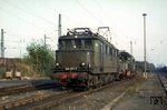 244 127-7 (E 44 127) und 254 052-4 (E 94 052) warten im Bahnhof Engelsdorf (Bz Leipzig) auf ihren nächsten Einsatz. (1986) <i>Foto: Andreas Höfig</i>