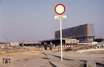 Der neue Braunschweiger Hauptbahnhof, südöstlich der Innenstadt gelegen, ersetzte den spätklassizistischen Kopfbahnhof (alter Braunschweigischer Bahnhof) im Süden der Altstadt. (04.1960) <i>Foto: Wächter</i>