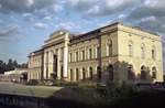 Das spätklassizistische Empfangsgebäude des alten Braunschweigers Kopfbahnhofs. Nach seiner Stilllegung wurde er von der Braunschweigischen Staatsbank (heute Braunschweigische Landessparkasse) erworben. (13.07.1972) <i>Foto: Wächter</i>