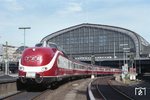Nach der Grenzöffnung mietete die Deutsche Reichsbahn die VT 11-Triebköpfe VT 11 5006, VT 11 5015, und den Ersatztriebkopf VT 11 5013 an und setzte ihn ab dem 01. August 1990 vom Bw Berlin-Rummelsburg aus als IC "Max Liebermann" (IC 130 bis 139) auf der Strecke Berlin - Hamburg ein. Die Einsätze dauerten nur rund zwei Monate und endeten am 30. September 1990. Hier steht IC "Max Liebermann" zur Fahrt nach Berlin in Hamburg Hbf bereit. (08.1990) <i>Foto: Benno Wiesmüller</i>