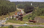 Unfallaufnahme auf der Harzquerbahn nach der Entgleisung eines Schotterswagens bei Sorge. Eine 199 ist mit dem Hilfszug aus Wernigerode bereits eingetroffen. Zwei Jahre zuvor wäre diese Aufnahme im ehemaligen Grenzgebiet unmöglich gewesen. Der stumme Zeuge der deutsch-deutschen Geschichte steht noch oben im Wald. (29.07.1991) <i>Foto: Falk Thomas</i>