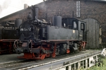 99 1542 wurde 1899 unter der Fabrik-Nr. 2384 von der Sächsischen Maschinenfabrik Chemnitz gebaut. Nach ihrer Ausmusterung im Jahre 1991 wurde die Lok aus dem Schadpark der DR an die Preßnitztalbahn verkauft und dort am 07. April 1993 wieder in Betrieb genommen. Die Aufnahme entstand in ihrer langjährigen Heimat Mügeln.	 (23.06.1979) <i>Foto: Andreas Höfig</i>