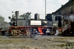Im Rahmen einer Festwoche 1984 zum 1000-jährigem Jubiläum der ersten urkundlichen Erwähnung Mügelns und des 35. Jahrestags der DDR präsentierte sich 99 1566 entsprechend geschmückt im Bw Mügeln. (07.10.1984) <i>Foto: Andreas Höfig</i>
