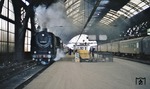 01 2016 verl?sst mit D 370 "Pannonia-Express" den Dresdner Hbf. Am 24. September 1977 endete der Schnellzug-Dampfeinsatz auf der Strecke Dresden - Berlin. (06.03.1977) <i>Foto: Peter Schiffer</i>