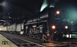 Vor der Kulisse des nächtlichen Dresdner Hauptbahnhofs wartet 01 1506 mit D 678 auf die Rückfahrt nach Berlin. (06.03.1977) <i>Foto: Peter Schiffer</i>