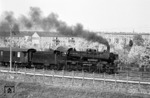 Blick vom Berliner Westen auf die Grenzanlagen an der Bornholmer Straße mit der vorbeiräuchernden 38 1710. Einige Jahre später waren die Anlagen deutlich "verbessert" worden (vgl. Bild-Nrn. 8071, 8074, 8537, 8607).  (1965) <i>Foto: Horst Deckert</i>