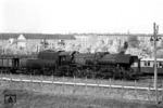 Die beim Bw Berlin-Schöneweide beheimatete 52 6922 (Floridsdorf, Baujahr 1943) an der hier noch unscheinbar wirkenden deutsch-deutschen Grenze in Berlin-Bornholmer Straße. (1965) <i>Foto: Horst Deckert</i>