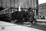 93 351 vom Bw Berlin-Grunewald war für die Bereitstellung der Züge im Bahnhof Zoo zuständig. Zum Zeitpunkt der Aufnahme (1965) wurden die Loks bereits durch die neuen DR-Dieselloks der Baureihe V 60 verdrängt. Letzte Grunewalder T 14 waren 93 159 und 93 289, die noch bis Anfang 1966 dort im Einsatz waren. (1965) <i>Foto: Horst Deckert</i>