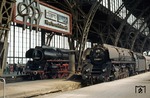 Die beiden Saalfelder 01 0519 und 01 0521 sind im Leipziger Hauptbahnhof eingetroffen. Die Leuchtreklame wirbt übrigens für Produkte des "VEB Robotron-Elektronik Zella-Mehlis". (09.1978) <i>Foto: Roger Johnson</i>