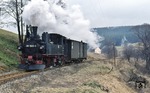 Kurz vor Jöhstadt hatte 99 1583 keine schwere Last mehr zu ziehen. Vom Güterzug aus Wolkenstein war nur der Begleitwagen übrig geblieben. (05.03.1977) <i>Foto: Peter Schiffer</i>