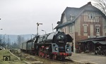 01 0534 ist mit P 3004 (Saalfeld - Jena) im Haltepunkt Zeutsch eingetroffen, der nach dem Zweiten Weltkrieg im Rahmen der Reparationsleistungen durch die Sowjetunion sämtliche Bestandteile für den elektrischen Betrieb wie auch das zweite Streckengleis verlor. (02.03.1977) <i>Foto: Peter Schiffer</i>
