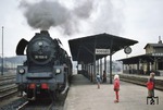 35 1106 hat am Bahnsteig in Nossen einige jugendliche Bewunderer gefunden. (06.03.1977) <i>Foto: Peter Schiffer</i>