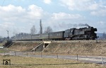 65 1088 hat das weithin sichtbare Einfahrsignal von Oppurg passiert und steuert dort mit P 3034 den nächsten Halt an. (28.02.1977) <i>Foto: Peter Schiffer</i>
