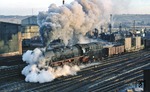 Am Bw Saalfeld biegt 44 0196 mit offenen Zylinderhähnen und ihrem Güterzug mit einer eingereihten Lademaßüberschreitung (Lü "Anton" = Höhenüberschreitung ohne Maßnahmen für das Gegengleis) auf die Saalebahn ab. (27.02.1977) <i>Foto: Peter Schiffer</i>