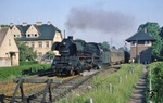 In der Bahnhofsausfahrt von Meitzendorf überquert 41 1025 mit P 8432 nach Magdeburg am Wärterstellwerk die Wolmirstedter Chaussee. (31.05.1979) <i>Foto: Joachim Bügel</i>