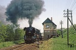 In km 175,7 zwischen Hettstedt und Klostermansfeld lag die Blockstelle Thondorf, an der 44 0304 gerade vorbeidonnert. (31.05.1979) <i>Foto: Joachim Bügel</i>