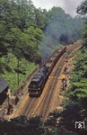 In Blankenheim Trennungsbf verlief bis 1945 die Grenze zwischen den Reichsbahndirektionen Kassel und Halle. 34 Jahre später konnte die Sangerhäuser 44 0338-2 (44 1338) mit wenig Last am Haken vom Blankenheimer Tunnel (875 m) aus fotografiert werden. (31.05.1979) <i>Foto: Joachim Bügel</i>