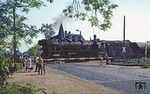 Im Bahnhof Klostermansfeld wartete 44 0989 mit Gag 58600 die Durchfahrt von 44 0177 ab (vgl. Bild-Nr. 23908) und rollt nun über den Bü Hauptstraße Richtung Hettstedt. (31.05.1979) <i>Foto: Joachim Bügel</i>