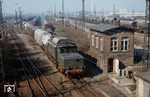 254 066 wurde im 28. Juli 1942 als E 94 066 beim Bw Görlitz-Schlauroth in Dienst gestellt. Bis 1992 war die zuletzt beim Bw Leipzig-Engelsdorf stationierte 254 066-4 bei der DR im Einsatz. Hier verlässt sie den Engelsdorfer Rangierbahnhof mit einem Güterzug. (17.03.1990) <i>Foto: Andreas Höfig</i>
