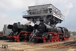 03 2155 und 41 1225 unter dem Kohlebunker, dem Wahrzeichen des Bw Chemnitz-Hilbersdorf, einem Teil des Sächsischen Eisenbahnmuseums. (13.09.2013) <i>Foto: Andreas Höfig</i>