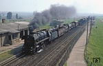44 0040-4 (44 1040) vom Bw Sangerhausen donnert durch den Haltepunkt Görsbach zwischen Berga-Kelbra und Nordhausen.  (01.06.1979) <i>Foto: Joachim Bügel</i>