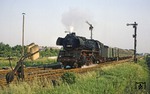41 1185, die spätere DR-Traditionslok, mit P 8432 in Groß Ammensleben. Als Traditionslokomotiven wurden in der DDR historische Fahrzeuge bezeichnet, die wegen ihrer technikgeschichtlichen Bedeutung als betriebsfähige Museumsloks erhalten wurden. (03.06.1979) <i>Foto: Joachim Bügel</i>