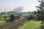 Einen Tag nach der unbeabsichtigten Zugbegegnung (vgl. Bild-Nr. 24130) klappte diesmal die Ausfahrt des E 315 mit 01 1518 in Angermünde kreuzungsfrei. (05.06.1979) <i>Foto: Joachim Bügel</i>