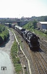In den Bahnhof Prenzlau in der Uckermark fährt 50 0016 des Bw Angermünde ein. Die Lok entstand am 01.07.1966 aus Umbau der 50 3587 durch Einbau einer Ölfeuerung im Raw Stendal. Dahinter versteckt sich ursprünglich die 1941 bei Henschel in Kassel gebaute 50 1517. (05.06.1979) <i>Foto: Joachim Bügel</i>