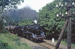 50 0041 (ex 50 3660, ex 50 2660) mit einem Güterzug bei Seelow auf der Strecke Eberswalde - Frankfurt/Oder. In den Seelower Höhen fand im April 1945 am Ende des Zweiten Weltkrieges eine der letzten großen Schlachten zwischen der Roten Armee und der Wehrmacht statt. Sie endete damit, dass die sowjetischen Streitkräfte unter hohen Verlusten den Weg nach Berlin freikämpften und die damalige Reichshauptstadt schließlich einnehmen konnten. Seelow selbst wurde bei den Kämpfen stark zerstört. (06.06.1979) <i>Foto: Joachim Bügel</i>