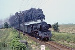 03 0046 donnert mit Saisonschnellzug D 1919 am Einfahrsignal von Schönfließ (b. Frankfurt/Oder) vorbei. Die Gegend erlangte traurige Berühmheit als am 27. Juni 1977 der Gegenzug D 1918 mit 03 0078 und Güterzug Dg 50101 bei Lebus zusammenstießen. (06.06.1979) <i>Foto: Joachim Bügel</i>
