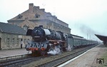 Im strömenden Regen rauscht 03 0075 vor dem Saisonschnellzug D 1919 (Stralsund - Cottbus) durch den Bahnhof Prenzlau. Für die Lok ein Langlauf von 350 km. (08.06.1979) <i>Foto: Joachim Bügel</i>